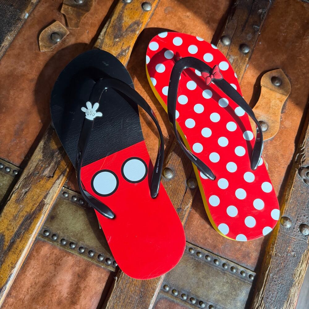 Disney Micky and Minnie Mismatched Flip Flops